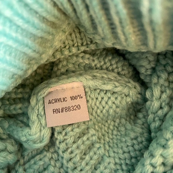 C.C Exclusive Cable Knit Beanie - Picture 4 of 4